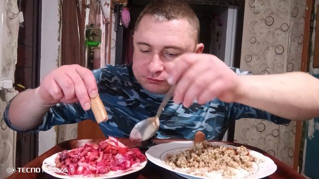 мукбанг/обжор/гречка с сосиской,овощной салат/