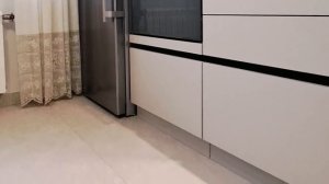 Светлая угловая современная кухня под потолок без ручек