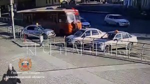 Водитель маршрутки сбил и протащил под днищем автобуса пешехода, но узнал об этом через два с полови