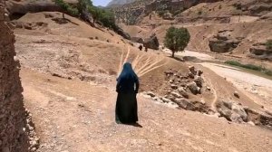 25.05.2023 Человек из Племени Строит Маленькую дверь для своей Пещеры  Традиционное мастерство