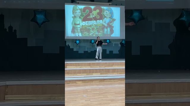 пою песню в школе 
 МАМА зачем мне это нужно