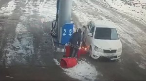 Гениальный водитель "подсветил" бензобак горящей зажигалкой на одной из АЗС в Ярославле⚡