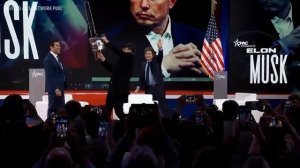 Президент Аргентины Хавьер Милей подарил американскому бизнесмену Илону Маску бензопилу