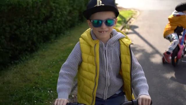 Тима и Лука катаются на велосипеде смотреть онлайн