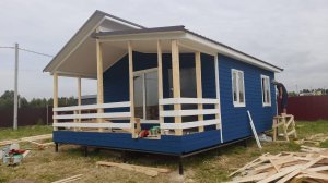 Коллаж домов с ломаной кровлей