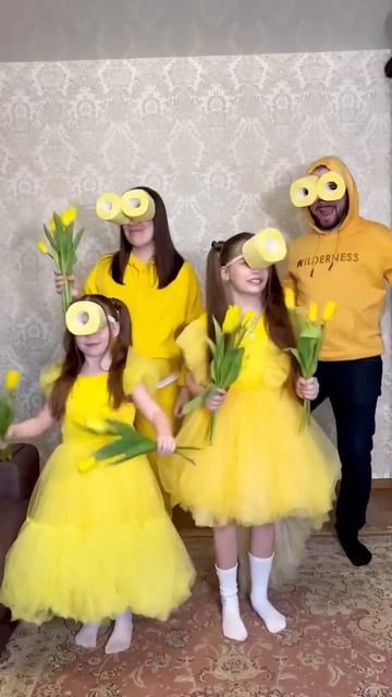 С 8 Марта вас, милые дамы! #миньоны #смешныевидео #юмор #funnyvideos #minions #приколы #веселаясемь
