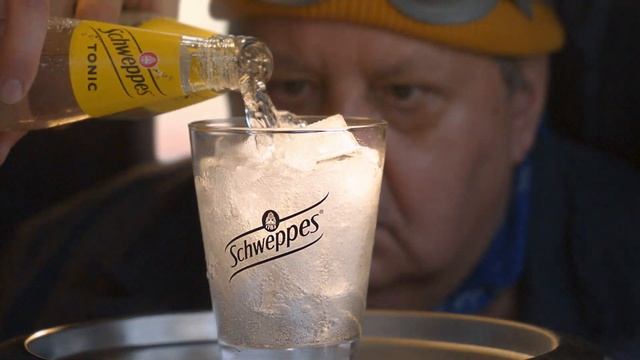 Si la vida te da limones, tómatela con la nueva Tónica Schweppes Limón. смотреть онлайн