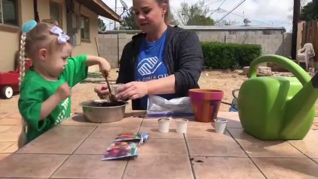 Gardening with Deidra & Freya смотреть онлайн