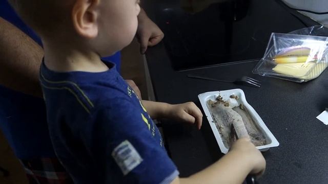 Алекс режет селёдку (2 года и 3 месяца) смотреть онлайн