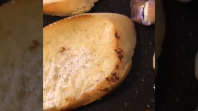 Мясо, сыр и хлеб.