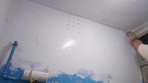 720p_10_Как_покрасить_правильно_потолок_и_стены_ванной_или_туалете_ур