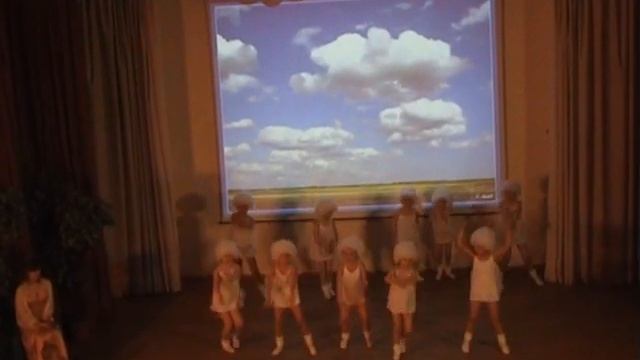 Первое выступление на сцене.avi смотреть онлайн