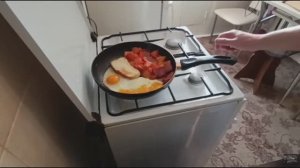 Яичница с помидорами и колбасой.