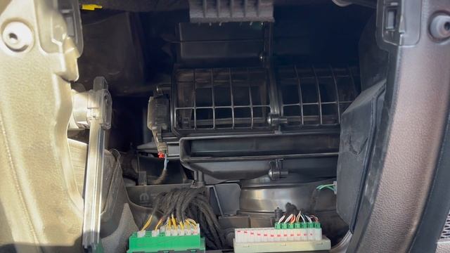 Cabin Air Filter Replacement on Jeep Wrangler JL 2018+ смотреть онлайн