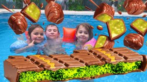 Дубайский шоколад и ГИГАНТСКАЯ СОСУЛЬКА -Видео для детей Лия Бум с ребятами развлекается у бассейна