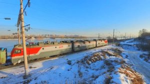 Грузовые поезда РЖД зимой в Иркутске на Транссибирской магистрали. Железная дорога в Сибири