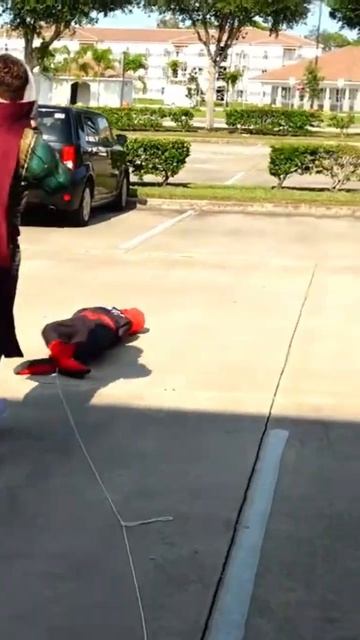 Spidey & Mysterio beat up each other!! 🕷️ #Shorts смотреть онлайн