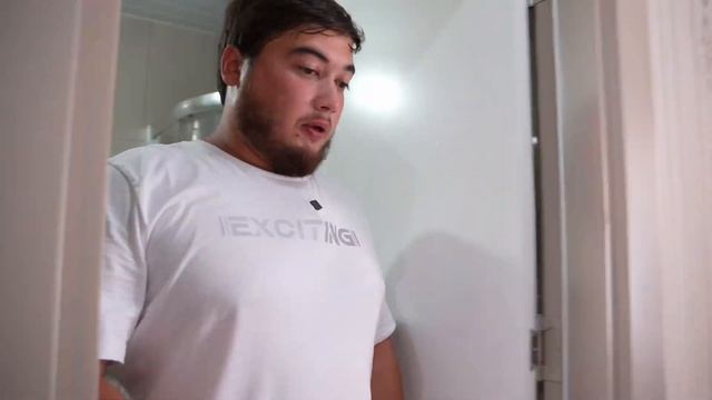 Голуби живут в клетке во дворе , а также уютная гардеробная комната. смотреть онлайн