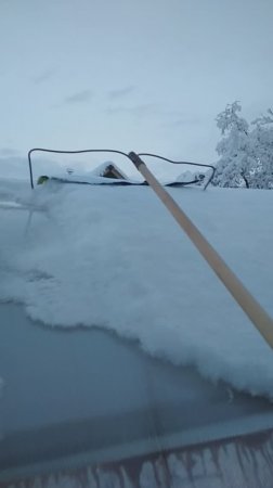 Чистка снега с крыши теплицы.