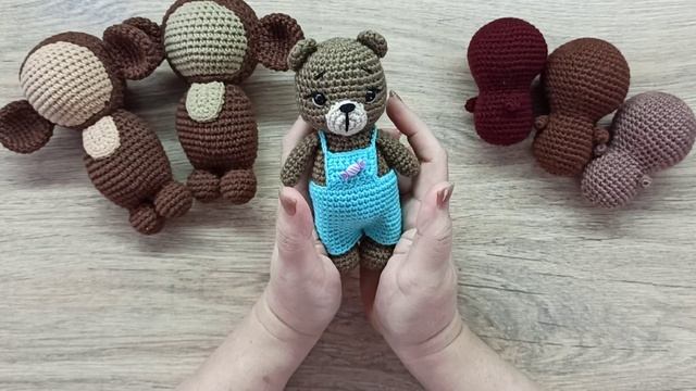 СП ВОЛШЕБНЫЙ МИР ВЯЗАНЫХ ИГРУШЕК   МИШКА В ШТАНИШКАХ