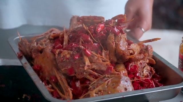秋妹今天做麻辣鴨頭，滿滿一盤辣椒炒得香辣入味，一大盤都不夠啃！ 【顏美食】