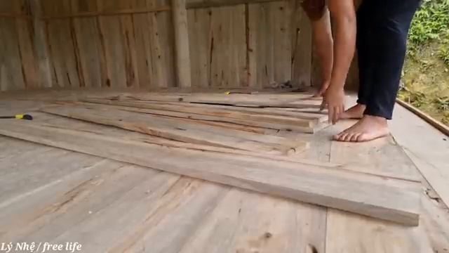 The process of shaping a wooden house using wooden panel making skills. Ly Nhe