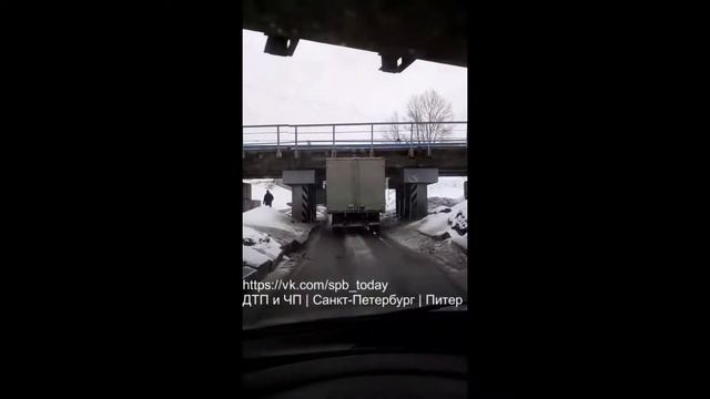 Липецкая Газель разнесла фургон о конструкцию моста смотреть онлайн