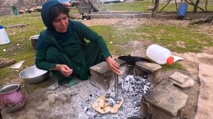11.03.2023 Выпечка традиционного хлеба женщиной-кочевницей на древесном угле