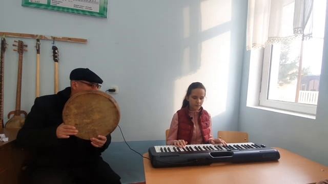 Vanihoyat Turkiyadan kelgan Ameliya O'zbekcha qo'shiqni ham o'rganib aytdi (Ustozlar) Jonli ijri смотреть онлайн