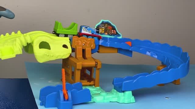 Паровоз против измельчителя кто же победит ? а также  машинки игрушки попробуем на прочность смотреть онлайн