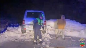 В Карачаево-Черкесии автоинспекторы помогли двум братьям вызволить застрявший в снегу внедорожник