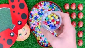 Увлекательное видео смешивания Rainbow Candy Ladybug Bath From Skittles M&M Candy Rainbow Slime ASMR