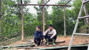 Kind man give surprise gift to 17 year old single mother - helps her build bamboo house | Ma Tieu L