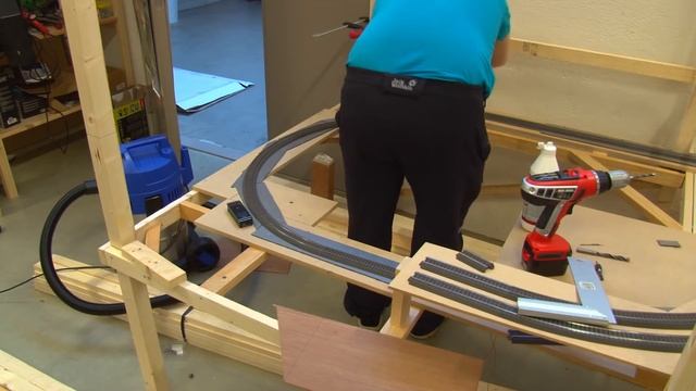 Construction of a model railroad helix - Time-lapse [Trainroom] смотреть онлайн