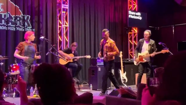 Neon Trees - Everybody Talk LIVE (Verizon Artist Lounge) 2/23/20 смотреть онлайн