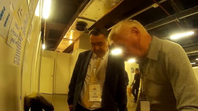 Украинский Пчеловод Василь Приятеленко Показывает Улей Пчеловодам Казахстана, Конгресс АПИМОНДИЯ