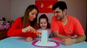 ЧЕЛЛЕНДЖ мучная башня,или найди конфету в муке без рук. МАМА против ПАПЫ