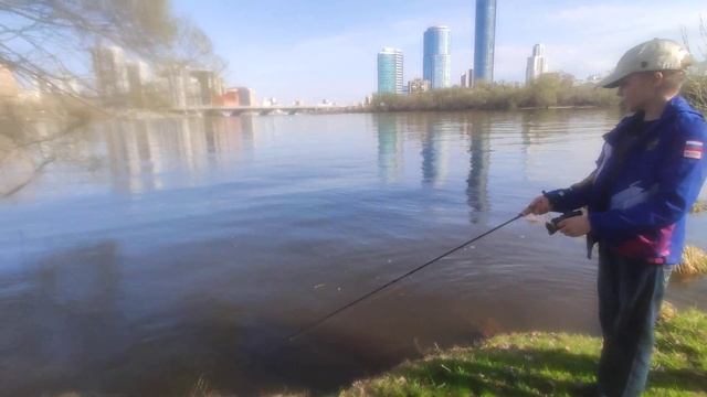 Денис красиво рыбачит закидывание удочки слово рыбака рыба на крючке смотреть онлайн