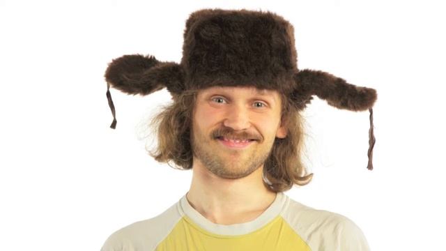 парень в толстовке с русским орнаментом и шапке ушанке