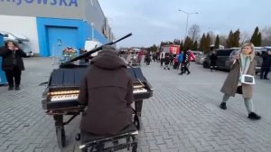 Al confine tra Polonia e Ucraina, un italiano suona il piano