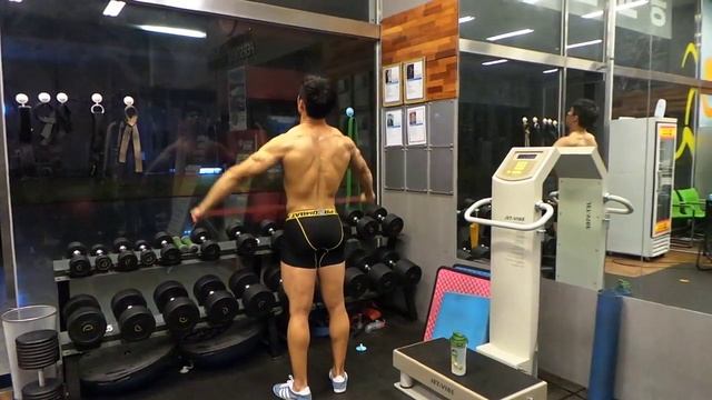 Korean bodybuilder warms up and flexes for the camera смотреть онлайн