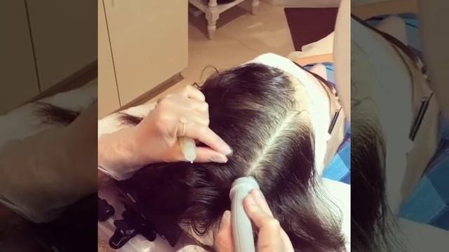 Елена Флегонтова проводит терапию волос с активным лосьоном