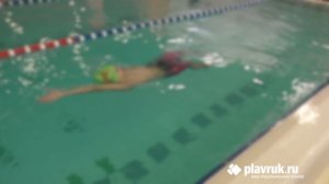 Плавание на спине. Гребки одной рукой (свободная рука вытянута вперёд).