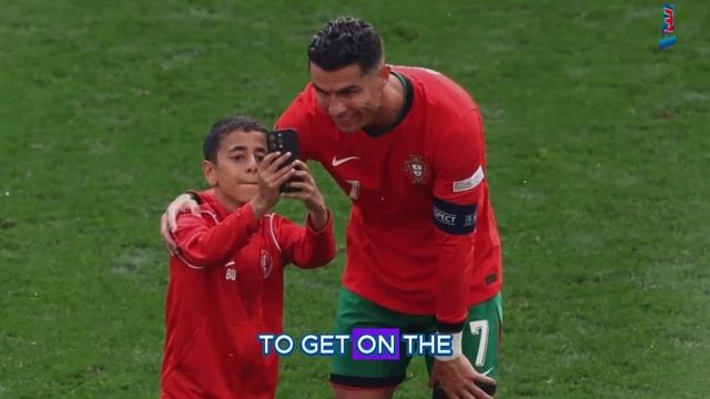 Portugal Manager Concerned After Fans Invade Pitch for Ronaldo Selfies at Euro 2024 смотреть онлайн