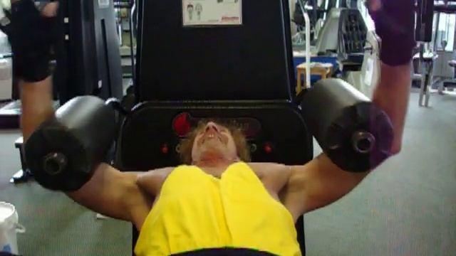 Berle Demonstrates Momentary Muscular Failure - Nautilus 10 Degree Chest смотреть онлайн