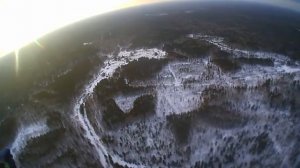 Полёт на мотопараплане над лесом.