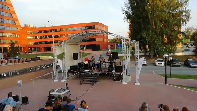 На ступеньках Технопарка