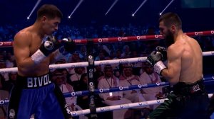 Несколько часов осталось до начала поединка за звание чемпиона мира Бетербиев - Бивол