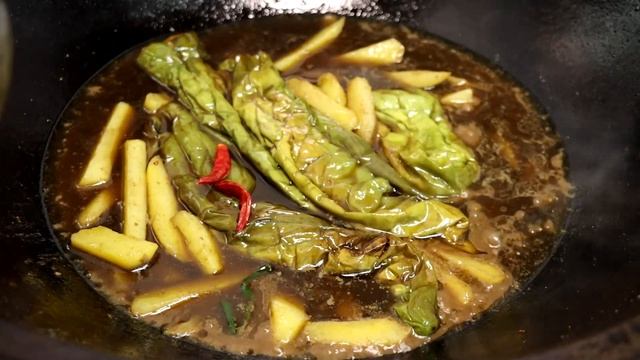 摘点自家青菜，做一个茄子土豆酱，原汁原味的东北蘸酱菜，太香了【会成一家】 смотреть онлайн