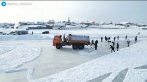 Родина-мать на льду озера Чурапча в Якутии